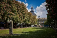 Hauptgebäude im Sommer