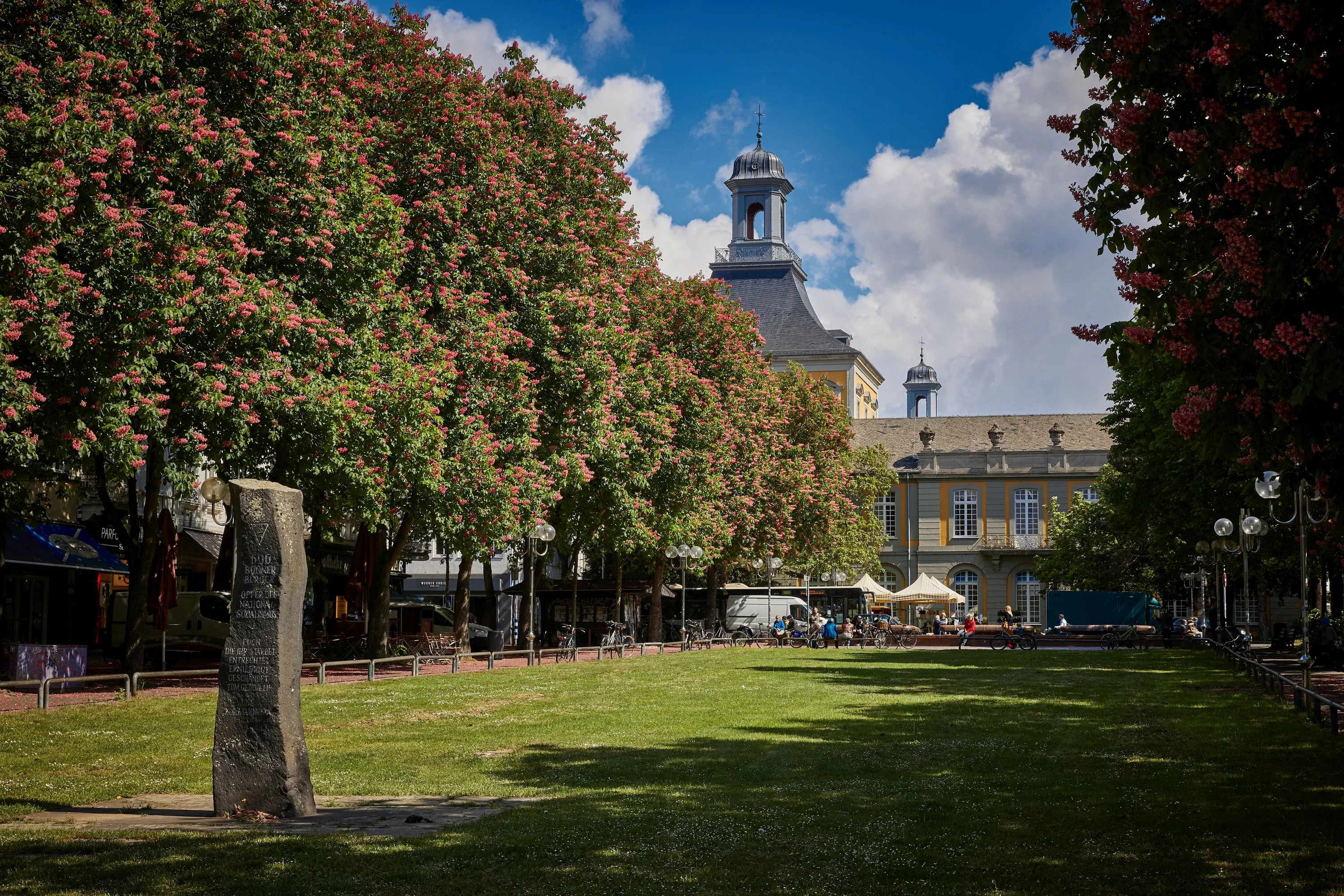 Hauptgebäude im Sommer