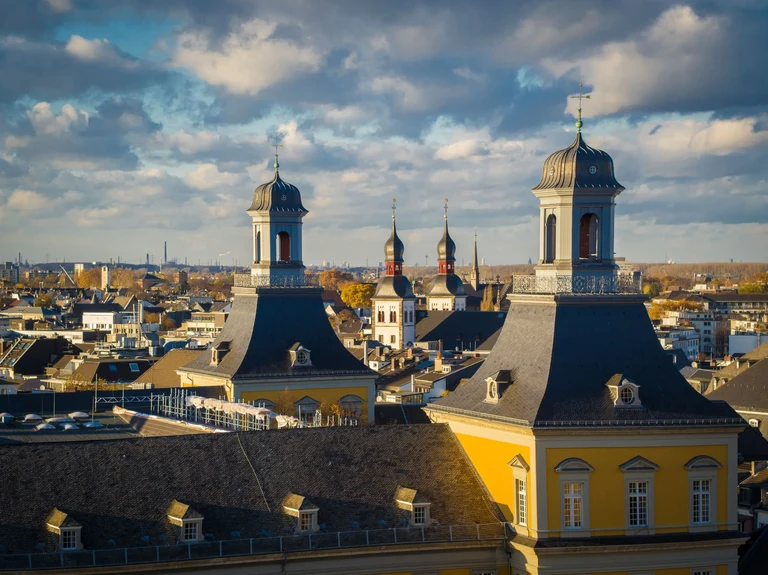Hauptgebäude im Herbst