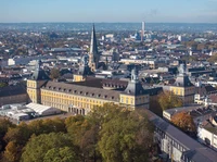 Das Hauptgebäude der Universität vor der Stadt Bonn