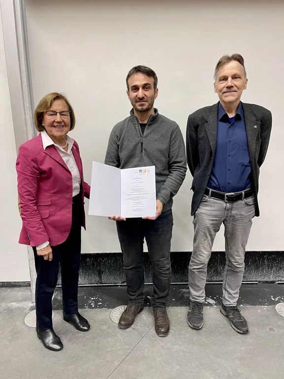 Die Stifterin, Frau Dr. Gabriele Erkelenz, zusammen mit Herrn Prof. Dr. Serdar Elhatisari und Herrn Prof. Dr. Dr. h.c. Ulf Meißner