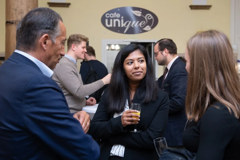 Anschließender Empfang in den Räumlichkeiten des Cafés unique.