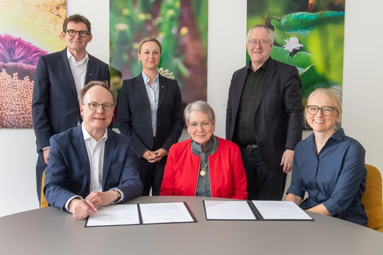 Freudige Gesichter bei der Unterzeichnung des Stiftungsgeschäftes