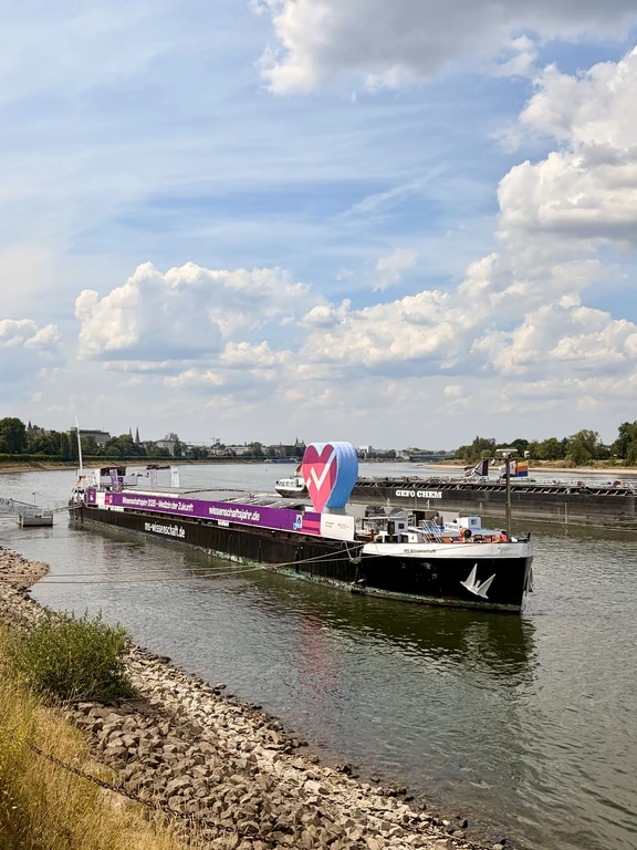 Von außen ein ganz normales Schiff...