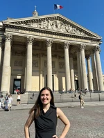 Lilli Anna Wieberneit vor dem Panthéon in Paris