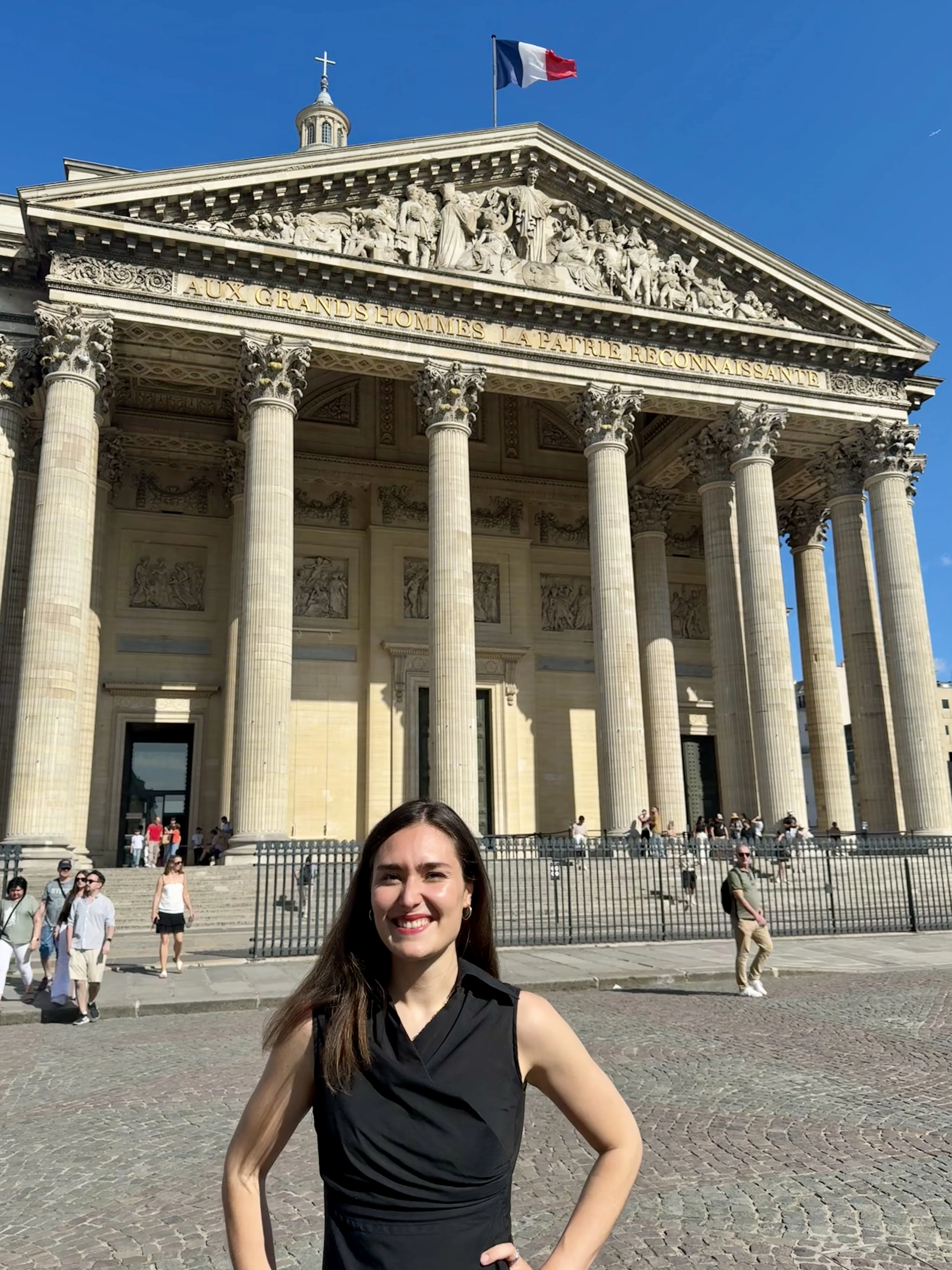 Lilli Anna Wieberneit vor dem Panthéon in Paris