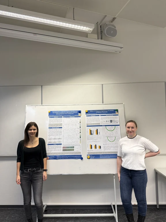 Ann-Sophie Schweizer (links) und Julia Klotz (rechts) konnten auch ihre eigene Forschung bei einer Posterpräsentation vorstellen