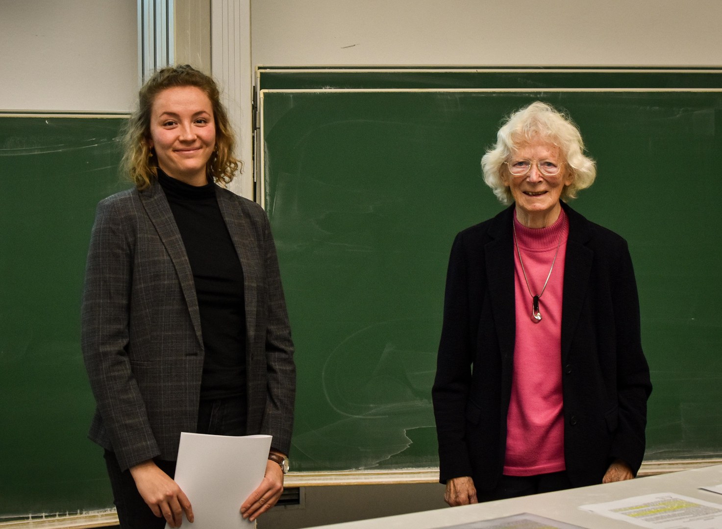 Urkundenübergabe durch die Stifterin Frau Professorin Peyerimhoff an die Preisträgerin Christina Braun