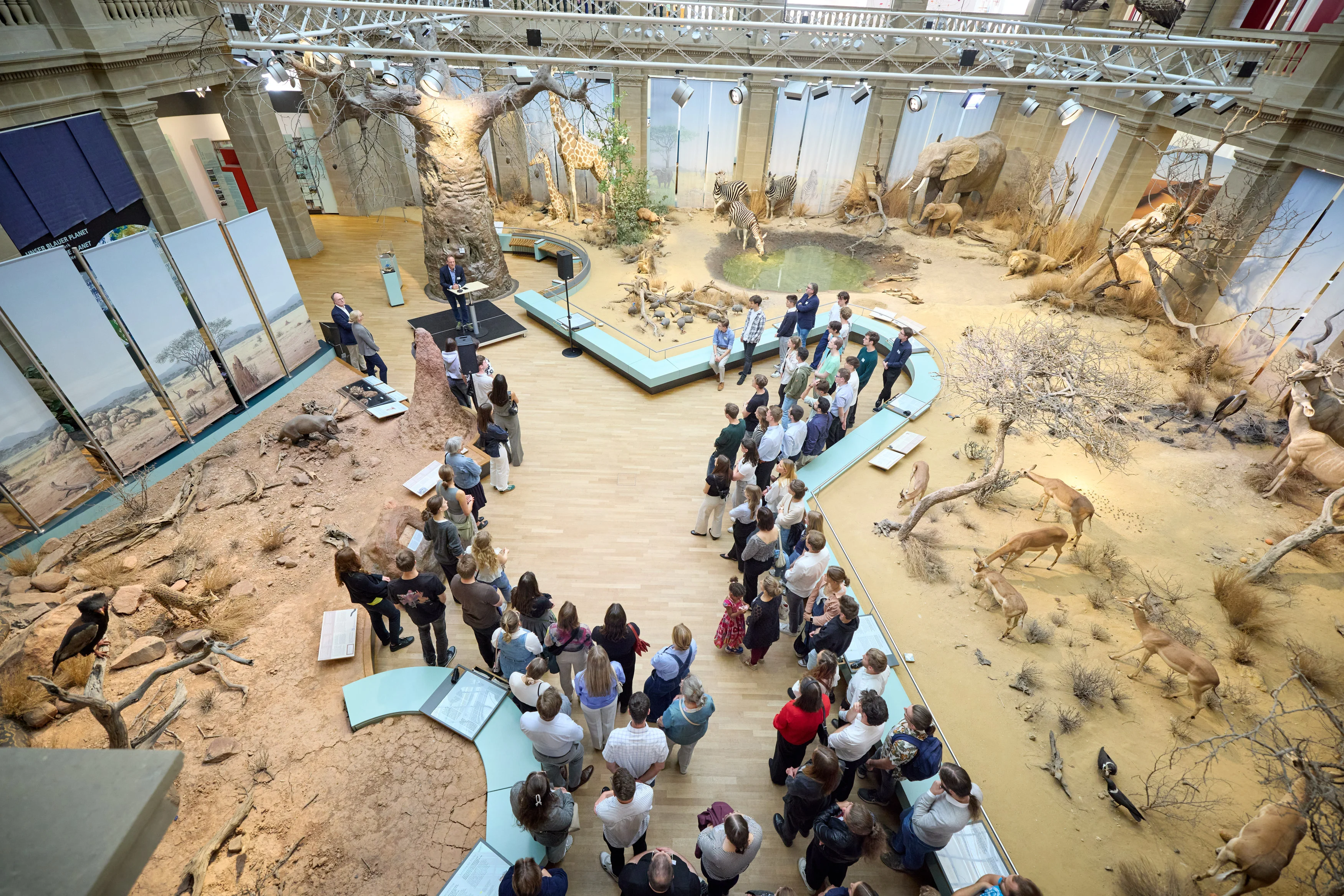 Zur Begrüßung fanden sich alle Teilnehmenden in der Savanne zusammen